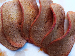 Гренки черные со вкусом красной икры: Ресторанные гренки с беконом